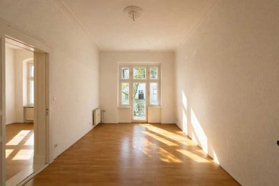 Charmanter Altbau-Rohdiamant mit Balkon & großem Potenzial! Renovierungsbedürftig & Provisionsfrei!