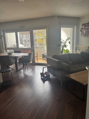 Gepflegte Wohnung mit drei Zimmern sowie Balkon und EBK in Weinheim