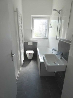 *moderne Balkonwohnung mit Tageslichtbad in Schloßnähe*