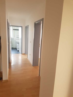 Großzügige, helle und ruhige 3-Zimmer-Wohnung mit EBK und Balkon in Langerringen