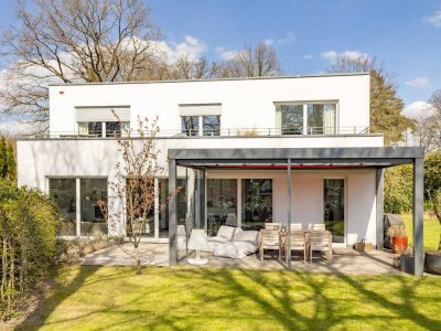 Modernes Einfamilienhaus im Bauhausstil auf großem Familiengrundstück