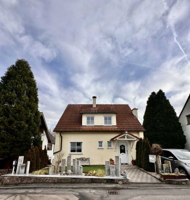 Ruhe, Raum und Lebensqualität – große Wohnung im 2-Fam.-Haus mit Terrasse, Sauna und Pool im Garten