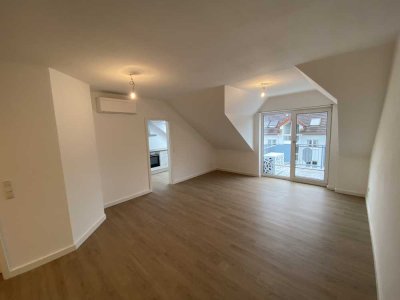 Sehr schöne 2-Zimmer-Dachgeschoss Wohnung, Balkon, EBK, Klimaanlage in Hanau-Steinheim