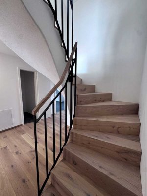 Repräsentative Neubau-Maisonette--Wohnung mit eigenem Bereich für Teenager oder Büro