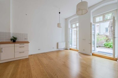 Schöne Wohnung mit Stuck und Terrasse mitten in Friedrichshain