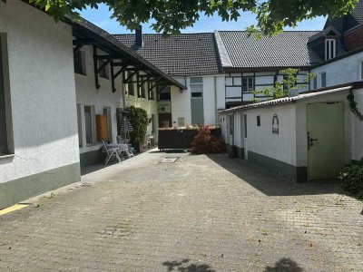 Wohn- und Geschäftshaus mit Garagen, Stellplätzen und Terrasse