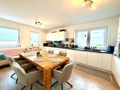 Moderne Wohnung mit Einbauküche und Balkon in idyllischer Feldrandlage