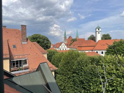 Top Lage: 2-Zimmer-DG-Wohnung mit Balkon in Augsburg