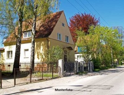 Vierfamilienhaus nebst 3 Garagen