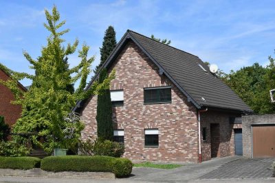 Modernes Einfamilienhaus mit ausgebautem DG, Fußbodenheizung, Kamin & schöner Garten