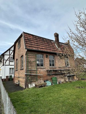 Sonnendurchflutet und grundsaniertes Haus mit Werkstattgebäude im Industrie-Loft-Stil, großer Garten