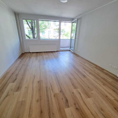 NACHMIETER GESUCHT * EBK * WANNENBAD * BALKON * LAMINAT