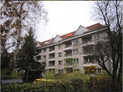 In Berlin: Gepflegte Wohnung mit zweieinhalb Zimmern und Balkon