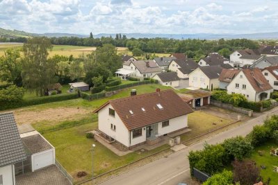 Freistehendes 2-Familienhaus mit Doppelgarage , perfekt zum Ausbau vorbereitet ( komplett entkernt )