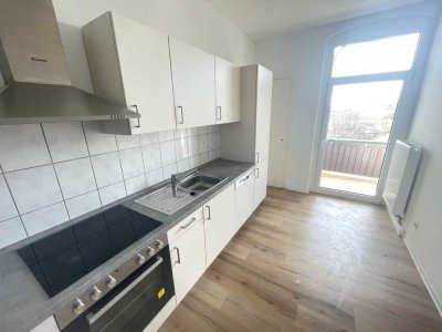 Schöne Drei-Raum-Wohnung mit Einbauküche und Balkon