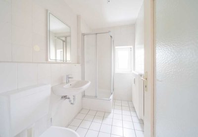 Freundliche 2,5-Raumwohnung * 2.OG * EBK * großer Süd-Balkon * EBK * Laminat * Bad mit Fenster * TOP