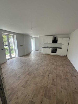 Erstbezug 2,5- Zimmer mit EBK, Fußbodenheizung und Terrasse