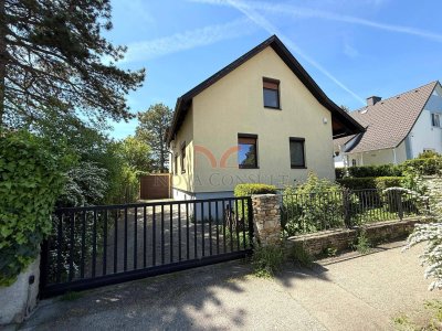 Charmantes Einfamilienhaus mit Garage und gepflegtem Garten
