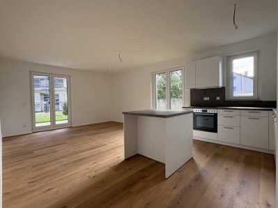 Neubau: Helle 3-Zimmer-Wohnung mit eigenem Garten und Küche