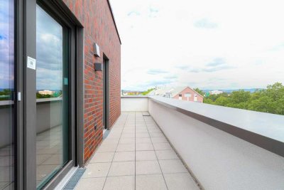 Penthouse-Flair über der Stadt: Stilvolles Wohnen mit zwei Dachterrassen, EBK & Tageslichtbad