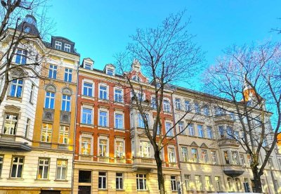 Altbau-Juwel im begehrten Waldstraßenviertel: Großzügige 5-Zimmer-Wohnung mit Stuck und Balkon