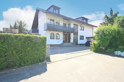 Großzügige 4-Zimmer-Gartenwohnung mit Doppelgarage,
Hobbyraum und PV-Anlagen