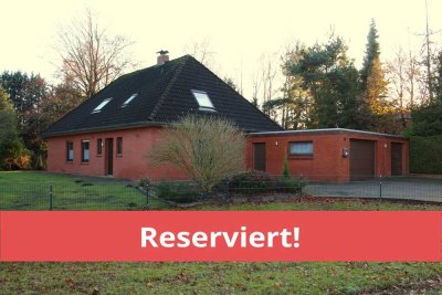 Reserviert! - Gepflegtes Ein- bzw. Zweifamilienhaus (Bungalow) mit zwei großzügigen Garage