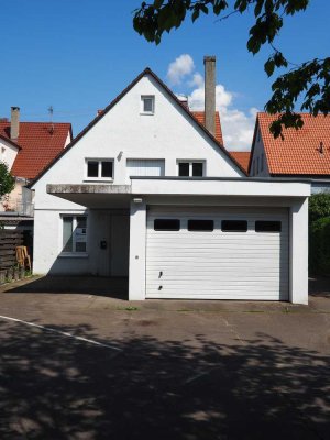 2 Wohnungen, 4 Gewerbeeinheiten und 2 Stellplätzen zentral in Kirchheim