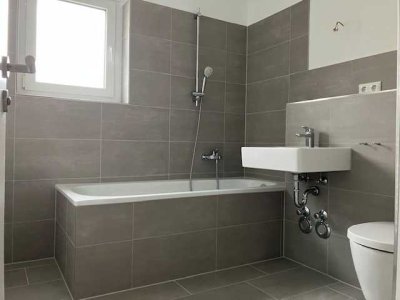 ++ Erstbezug nach Modernisierung + 4 Zimmer + EBK + Wannenbad + großzügiger Balkon ++