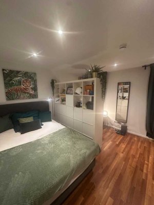 Möbliertes Zimmer in 4-Zimmer-Wohngemeinschaft mit offener Wohnküche