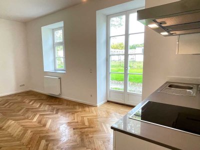 Kleine, tolle Wohnung mit Terrasse, Parkett, Einbauküche und neuem Bad im sanierten Altbau.