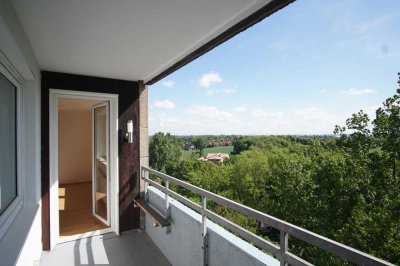 ~Helle Wohnung im Hochhaus mit Aufzug und Balkon – ideal für bis zu 4 Personen~