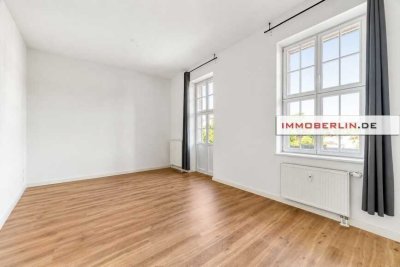 IMMOBERLIN.DE - Helle Altbauwohnung mit Balkon & Pkw-Stellplatz in harmonischer Lage