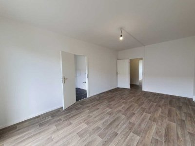 Ab 01.11.2025***Alt war gestern – frisch renovierte 4-Zimmer-Wohnung mit Balkon sucht neues Leben!