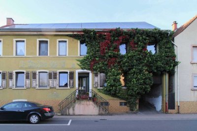Historisches MFH mit 5 gepfl. Wohneinheiten, PV-Anlage und soliden Mieteinnahmen in Eisenberg