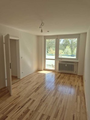 Zuhause mit 2 Zimmern und Balkon in Augsburg