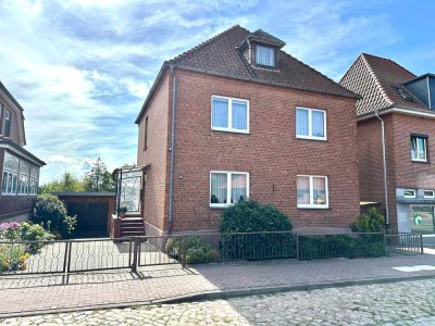Familienklassiker im Kaffeemühlenstil – vielseitig nutzbares Zweifamilienhaus