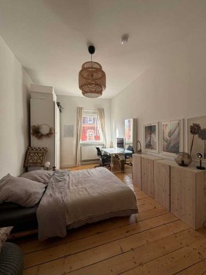 Komplett sanierte Altbauwohnung mit großer Wohnküche in renoviertem Altbau!