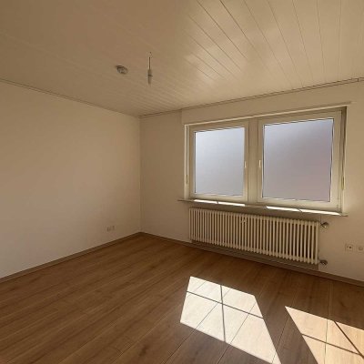 Frisch renovierte, 2- Zimmerwohnung mit Tageslicht Bad