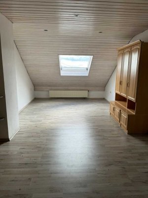 Freundliche und gepflegte 3-Raum-Dachgeschosswohnung in Wettstetten