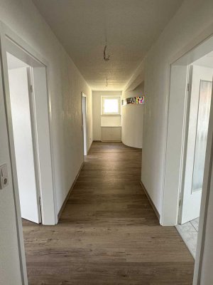 Helle 4-Zimmer-Wohnung mit Balkon in Lampertheim, frisch renoviert