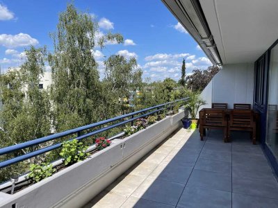 Über den Dächern von Zehlendorf: Lichtdurchflutete DG-Oase mit traumhafter Dachterrasse