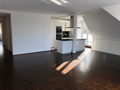 ++ Hochwertige 4,5 Zimmer DG Wohnung mit Einbauküche, drei Balkonen, Aufzug und Carport ++