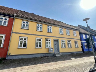 HORN IMMOBILIEN++ im Zentrum von NB, historisches Mehrfamilienhaus mit 3 WE und idyllischen Innenhof