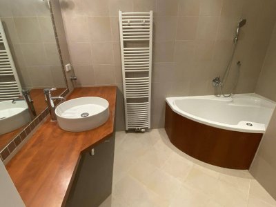 Helle, freundliche 4 Zimmer Maisonette Wohnung in Ruhelage nahe WU