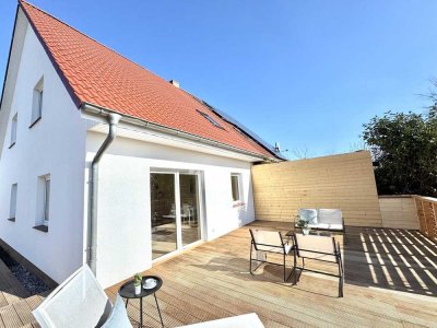 Jetzt einziehen: Renoviertes Doppelhaus mit großzügiger Terrasse und Ausblick ins Grüne