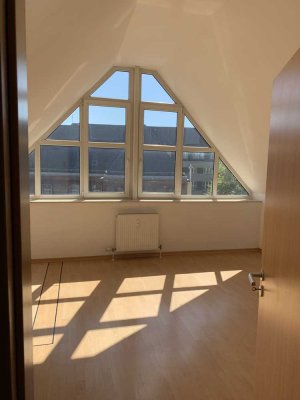 Helle Dachgeschosswohnung mit zwei Balkonen