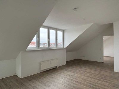 Wohnen unterm Himmel: DG-Wohnung mit Wintergarten und Einbauküche!