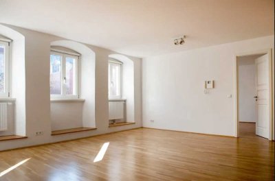 Stilvolle 2-Zimmer-Altbauwohnung in der Regensburger Altstadt – Wohnen mit Geschichte und Komfort