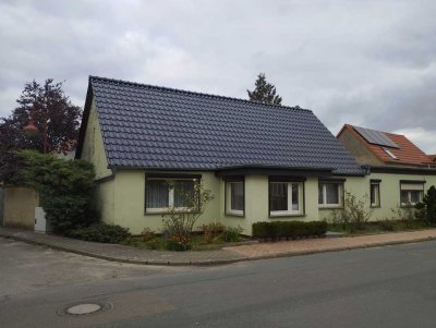 Einfamilienhaus mit Dreiseitenhof-Charakter, Scheune und Garten in Reetz